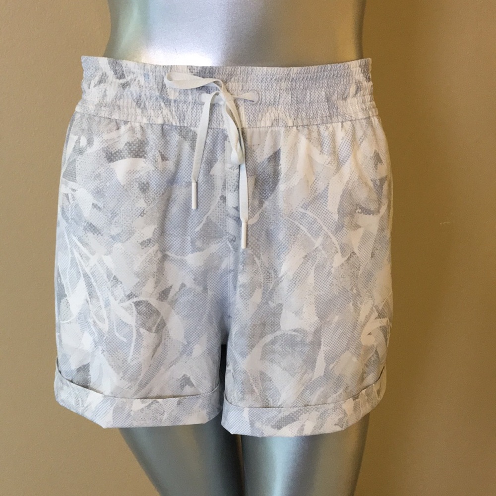 Lululemon Spring Break Away Short *4-way Stretch